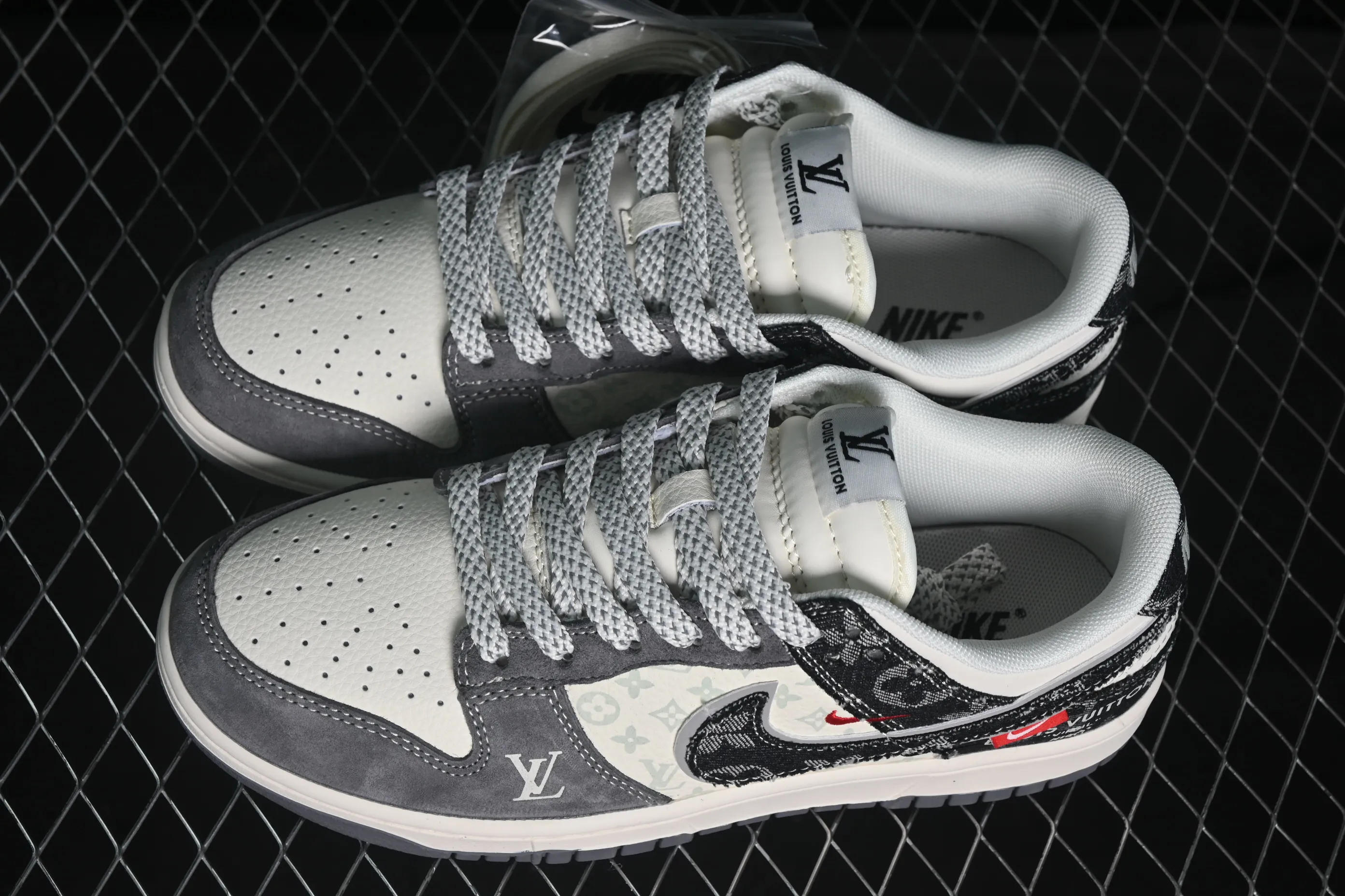 All Categories Nk SB Dunk Series Nk SB Dunk Low High-end Customized Low-top Shoes Nike SB Dunk Low LV Co-branded Zhubahei Denim Anniversary High-end Customized Low-top Casual Shoes YX5066-387